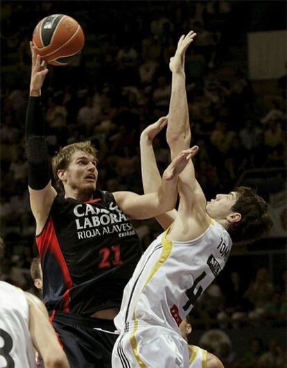 Ante Tomic, del Real Madrid, intenta detener el ataque del brasileño Tiago Splitter