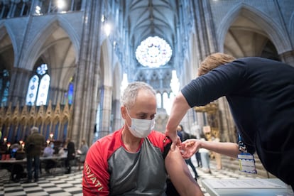 En el Reino Unido ya han puesto 50 millones de vacunas, la mayoría en una única dosis. En la imagen, vacunación en la Abadía de Westminster.