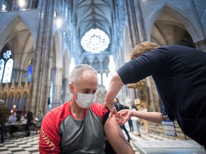 50 milhões de vacinas já foram administradas no Reino Unido, a maioria em uma única dose. Na imagem, vacinação na abadia de Westminster.