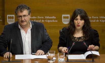 El diputado de Medio Ambiente y la portavoz foral, Juan Carlos Alduntzin y Larraitz Ugarte, hoy en la Diputación de Gipuzkoa.