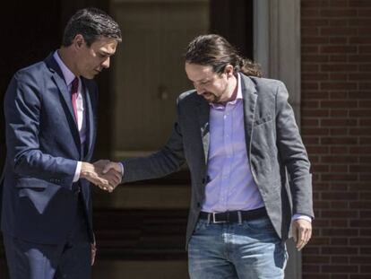 Pedro Sánchez y Pablo Iglesias en el palacio de La Moncloa. 