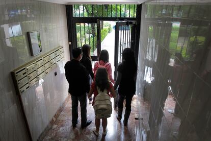 Mientras las tres niñas están en clase, los padres entregan currículos o estudian las materias de cursos formativos para desempleados, que se imparten por la tarde.