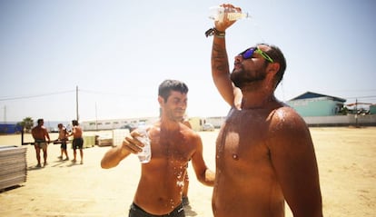 Cooling off in 40ºC weather in Barbate, Cádiz.