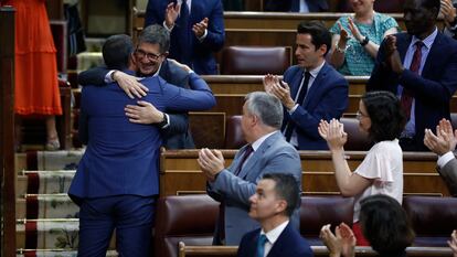 Pedro Sánchez se abraza a Patxi López, el pasado día 13 en un momento del debate de la nación en el Congreso.