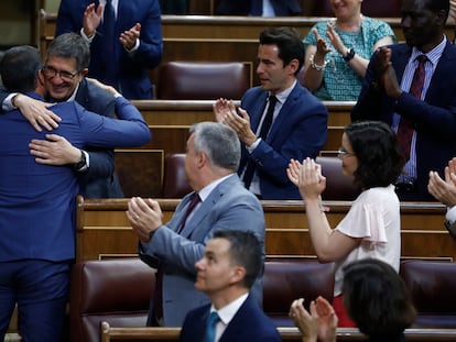 Pedro Sánchez se abraza a Patxi López, el pasado día 13 en un momento del debate de la nación en el Congreso.