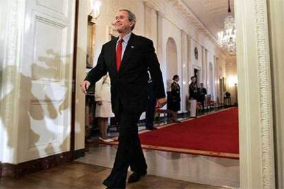 El presidente Bush, a su llegada a la Sala Este de la Casa Blanca, donde ha pronunciado su discurso sobre bioética.