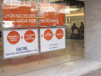 Un peat&oacute;n pasa frente a una sucursal de ING Direct, en Madrid.