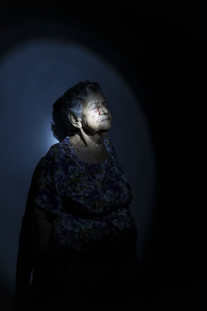 <i>"Mi abuela María Vargas, madre de mi padre, Hernando, y de mi tío Aldemar, asesinados por militares. De niña vio morir a su padre a manos de militantes conservadores. Ella falleció
por coronavirus en 2020”.</i>