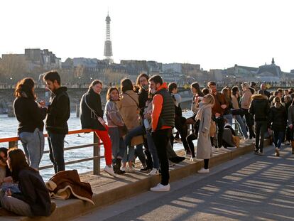 Parisinos disfrutando del sol la orillas del Sena el pasado febrero, antes de que el toque de queda les exigiese volver a sus hogares.