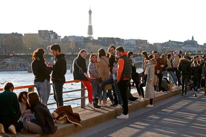 Parisinos disfrutando del sol la orillas del Sena el pasado febrero, antes de que el toque de queda les exigiese volver a sus hogares.