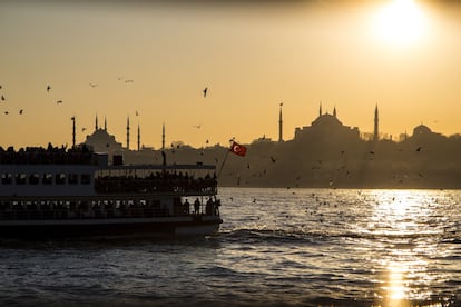 El barco es tan importante como el autobús o el tranvía para los habitantes de Estambul que viven en el lado europeo de la ciudad y han de desplazarse al asiático, o viceversa, atravesando el Bósforo. Hay varios muelles en una y otra parte del estrecho, cada uno con su taquilla para comprar los billetes. Las guías turísticas suelen recomendar los ferris que van de Eminönü, en Europa, hasta Üsküdar, en Asia (zarpan con una periodicidad de 20 minutos), por sus vistas, especialmente impresionantes al atardecer. Estos trayectos cuestan 1,5 liras turcas (0,21 euros) mientras que los barcos turísticos que navegan por el estrecho de Estambul son más caros, aunque también hacen recorridos más largos con paradas en varios puntos y ofrecen información. Más información: <a href="http://howtoistanbul.com/" target="_blank">howtoistanbul.com</a>