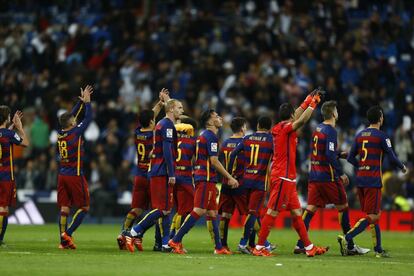 Los jugadores del Barcelona celebran la victoria por 0-4 en el partido de liga entre el Real Madrid y el Barcelona en el estadio Santiago Bernabéu de Madrid.
