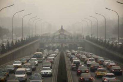 Contaminación en una carretera repleta de coches en el centro de Pekín (China). EFE/Archivo