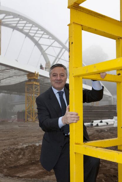 José Blanco, ministro de Fomento, en la obra del puente sobre el río Miño en Lugo.