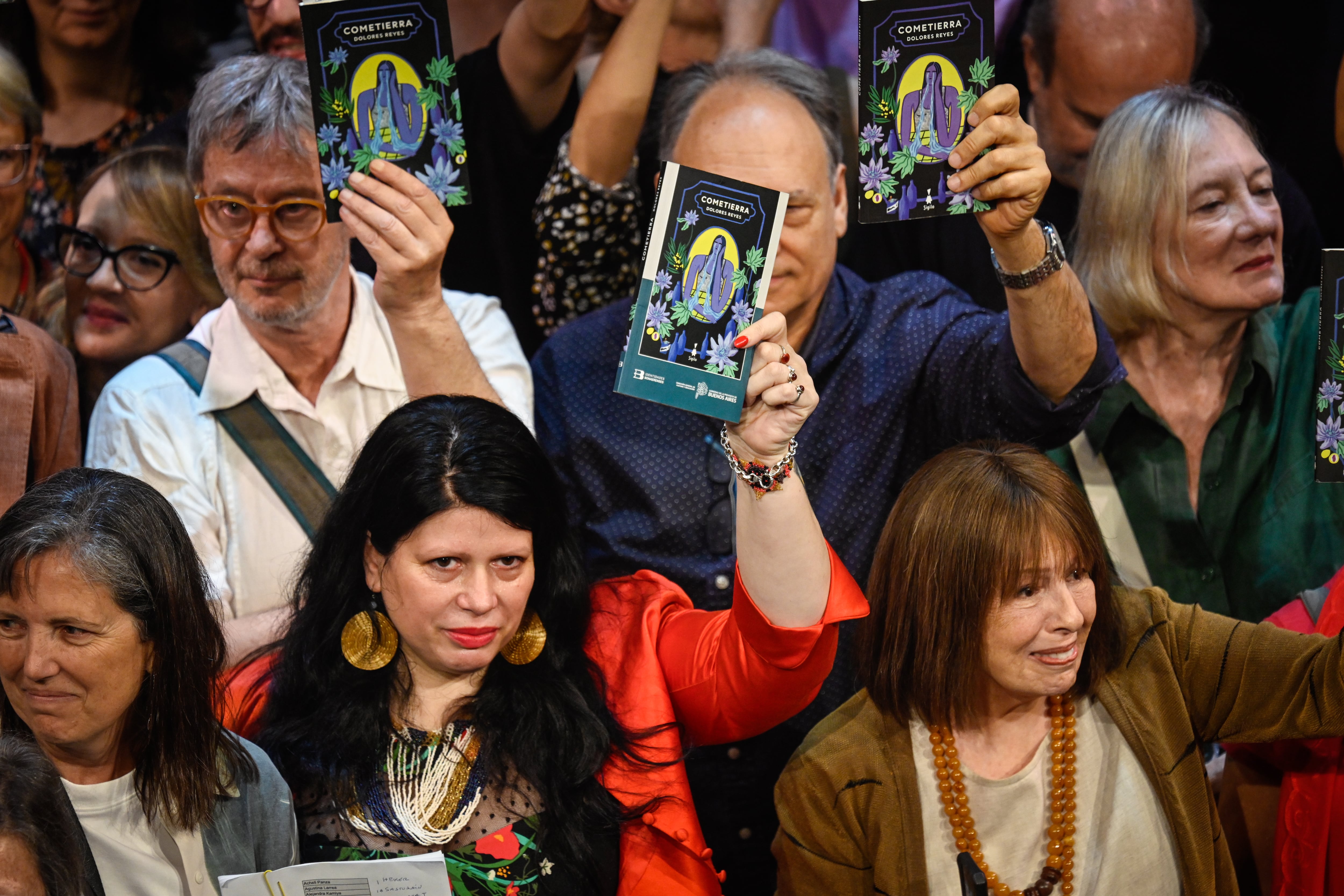 Dolores Reyes y un centenar de escritores en una lectura colectiva de 'Cometierra', a modo de protesta, en Buenos Aires, el 23 de noviembre de 2024.