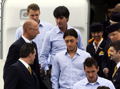 La selecci&oacute;n alemana viaj&oacute; en avi&oacute;n desde Francfort hasta Polonia. Eliminada en la final de la &uacute;ltima Eurocopa y en el Mundial 2010 en la semifinal, en ambas ocasiones ante Espa&ntilde;a, llega a esta edici&oacute;n reuniendo, como en la fotograf&iacute;a, a tres generaciones. De azul, y de izquierda a derecha, el portero Neuer (1986), el seleccionador L&ouml;w (1960), que jug&oacute; en los ochenta, el centrocampista &Ouml;zil (1988) y el delantero Klose (1978).