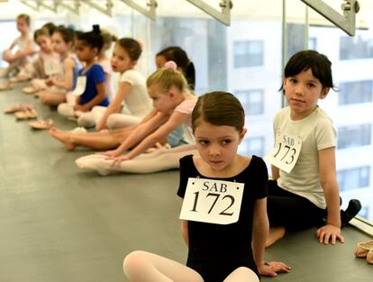 Unos niños se preparan para una prueba en la escuela de danza American Ballet en Nueva York (EE UU), el 11 de abril de 2016.