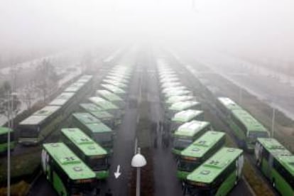 El sector del transporte de viajeros ha perdido 370 empresas de autobuses desde que comenzó la crisis económica, en el verano de 2007, según Asintra, la Federación Española Empresarial de Transportes de Viajeros. EFE/Archivo