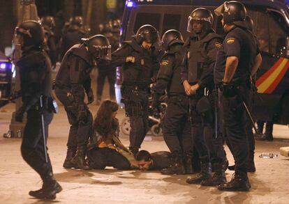 Unos 40 furgones policiales rodearon la plaza y los agentes actuaron rápidamente. En la imagen, inmovilizan a una de las personas que se resistía a salir de la plaza.