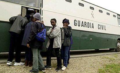 Inmigrantes detenidas ayer en Tarifa, en el momento en que las trasladaban al centro de acogida.