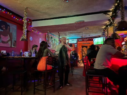 Un hombre europeo y la joven keniana abandonan el local, uno de esos "puntos calientes" de prostitución en Nairobi que menciona Mary, el 28 de diciembre de 2024.