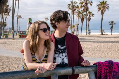 Em 9 de março, a Netflix vai estrear a terceira e última temporada desta comédia romântica criada por Judd Apatow. Gillian Jacobs ('Community') e Paul Rust interpretam Mickey e Gus, uma produtora de rádio bastante atrapalhada com uma tendência para se boicotar que é quase o oposto dele, um amável e paciente aspirante a roteirista de Hollywood que trabalha como tutor de uma menina estrela de uma série. Ambientada em Los Angeles, 'Love' é uma comédia leve e agradável, que tenta mostrar o amor entre dois perdedores 'millennials' que lutam para manter um relacionamento estável. Série com altos e baixos da qual não se pode esperar grandes gargalhadas, mas um sorriso quase permanente com um ligeiro tom indie.