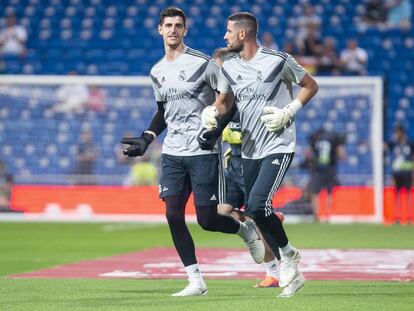 Courtois  y Casilla calientan antes del partido contra el Getafe.