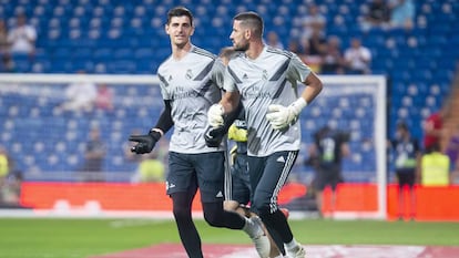 Courtois  y Casilla calientan antes del partido contra el Getafe.