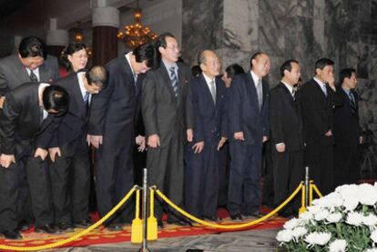 Funcionarios del Gobierno de Corea del Norte lloran frente al féretro de Kim Jong-il, ayer en Pyongyang.