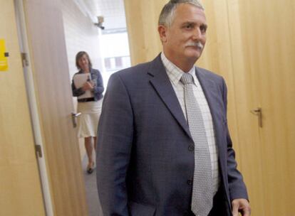 El ex director de Hacienda, Víctor Bravo, tras comparecer en la comisión del <b><i>caso Irún</b></i>.