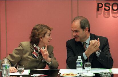 Cristina Alberdi, junto a Manuel Chaves, reunión de la comisión política del PSOE, el 10 de abril de 2000.