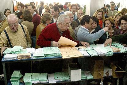 Colas de votantes en un colegio electoral de Sevilla en las elecciones del 14 de marzo de 2004.