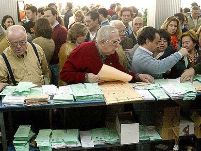 Colas de votantes en un colegio electoral de Sevilla en las elecciones del 14 de marzo de 2004.