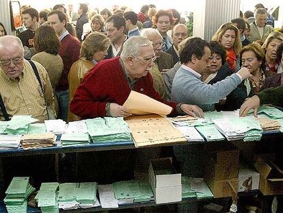 Colas de votantes en un colegio electoral de Sevilla en las elecciones del 14 de marzo de 2004.