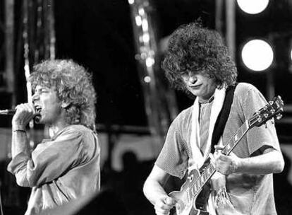 Robert Plant (a la izquierda) y Jimmy Page, en Filadelfia en julio de 1985.