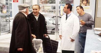 El actor Pedro Peña, segundo por la izquierda, en una escena de 'Médico de Familia'