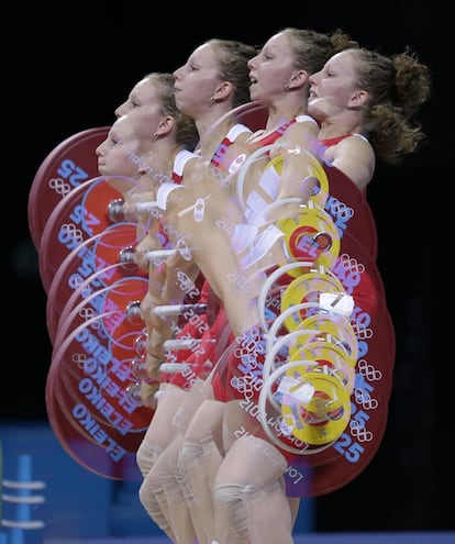 Annie Moniqui, de Canadá, compite en la categoría de 58-kg de halterofilia femenina en el grupo B.