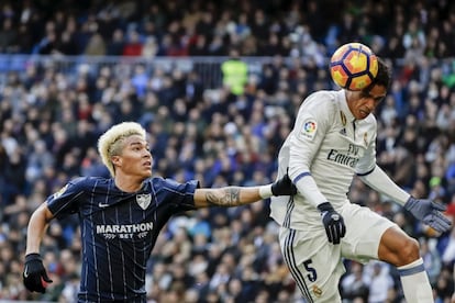 Raphael Varane (d) y el delantero venezolano del Málaga Adalberto Peñaranda.