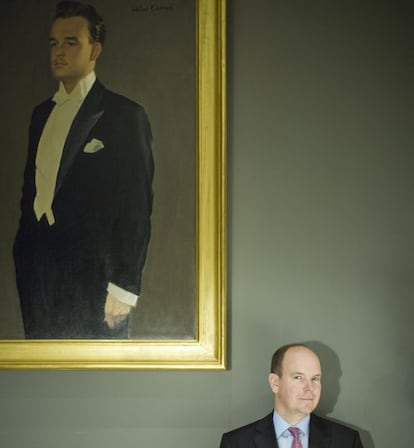 Alberto II junto a un retrato de su padre, Rainiero III, que dirigió el país durante 56 años.