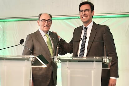 Ignacio Galán y Dámaso Quintana tras la firma del contrato.