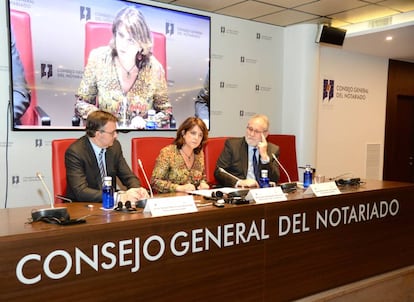 De izquierda a derecha: José Ángel Martínez Sanchiz, presidente del Consejo General del Notariado; Dolores Delgado, ministra de Justicia; y José Marqueño, presidente de la Union Internacional del Notariado. 