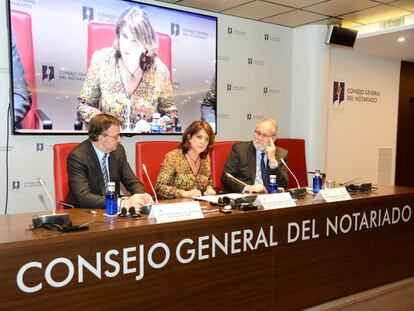 De izquierda a derecha: José Ángel Martínez Sanchiz, presidente del Consejo General del Notariado; Dolores Delgado, ministra de Justicia; y José Marqueño, presidente de la Union Internacional del Notariado. 