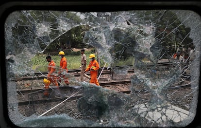 Personal de rescate trabajan en la zona del accidente. 