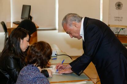 El presidente de Brasil, Michel Tener, vota en Sao Paulo.