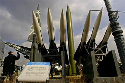 Un policía surcoreano observa los misiles 'Scud' de Corea del Norte en el museo sobre la guerra de Corea de Seúl.