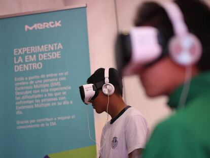 Jóvenes utilizan gafas de realidad virtual para experimentar lo que padecen los enfermos de esclerosis múltiple.