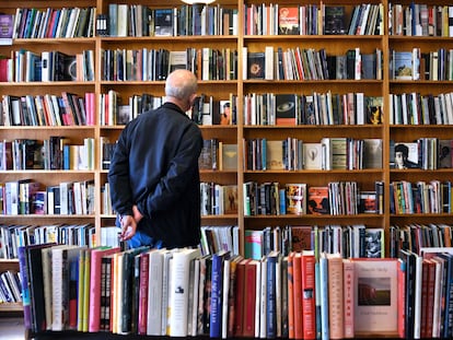 Un cliente busca en las estanterías de libros a la venta en la librería City Lights Booksellers de San Francisco, California.