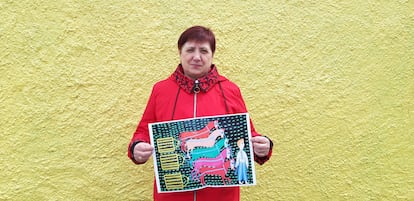 Nadiya Biriyk, con una reproducción de una de las obras de Maria Primachenko rescatadas. 