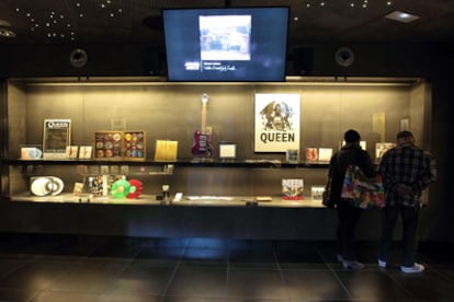 La sala de exposiciones temporales del Museu del Rock de Barcelona que se inaugura hoy tiene como primer homenajeado a Queen.