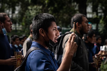 El presidente de México, Andrés Manuel López Obrador, instó a "protestar de manera pacífica" este lunes por el octavo aniversario de la desaparición de los 43 estudiantes de Ayotzinapa, declarando un día de luto nacional.